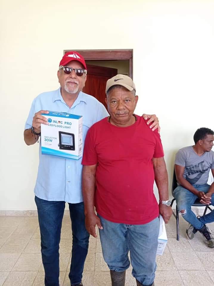 Alcalde Alan Checo le entrega vía Rafael García (Sotero) a la comunidad de la Caribe 7 lámparas