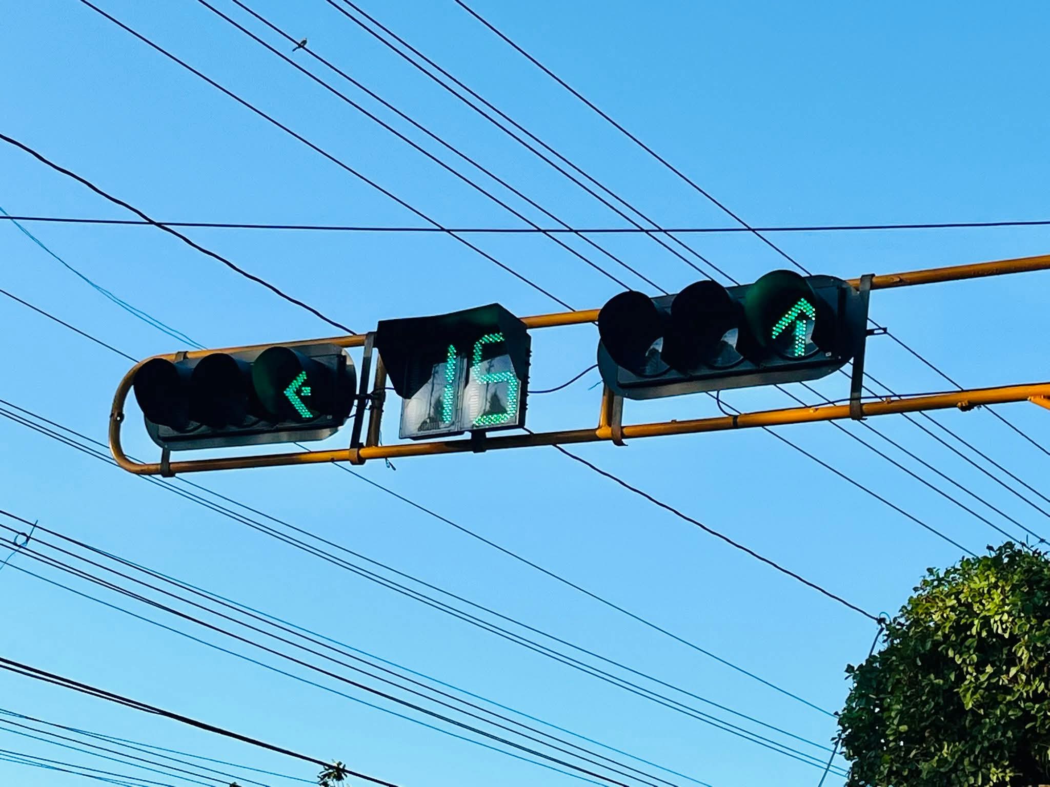 Nuevo semáforo ya instalado y en funcionamiento gracias a la gestión del alcalde Lenin Melo