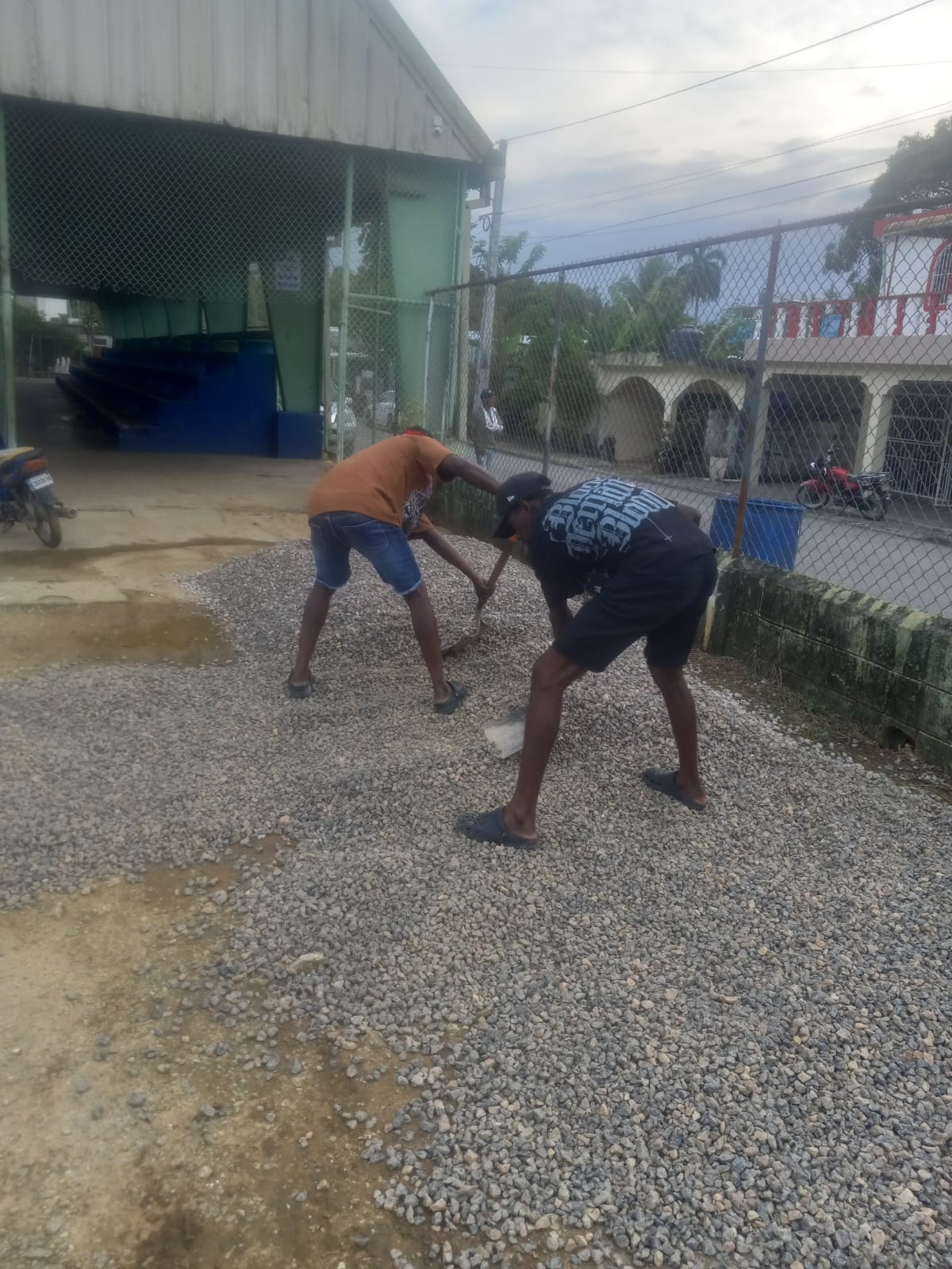 Alcalde Lenin Meló acondiciona la entrada del Polideportivo Municipal de Río San Juan