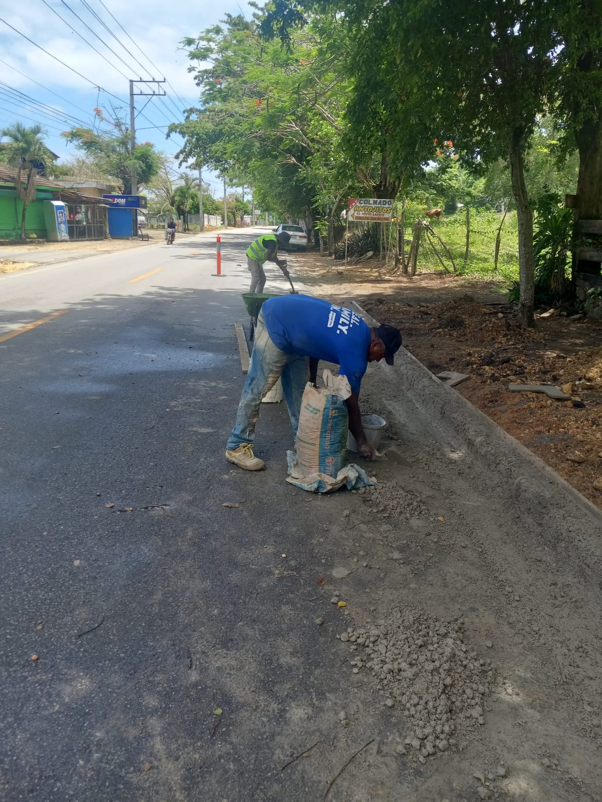 La Alcaldía Municipal anuncia el inicio de los trabajos de construcción de aceras y contenes en el tramo Camino Autopistas – Caletón, Río San Juan